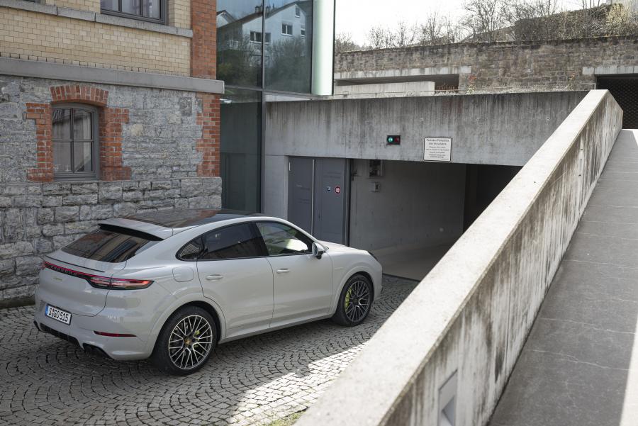  Porsche Cayenne E-Hybrid Coupe 2019 года  (WW) (фото 17 из 25)